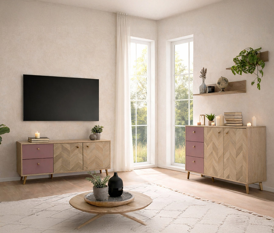 Wohnzimmer mit Fernseher über Kommode mit rosa Schubladen, Couchtisch mit Dekoration und Kommode mit rosa Schubladen neben Fenster.
