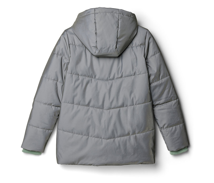 Rückansicht einer grauen, gesteppten Pufferjacke mit Kapuze und hellgrünen Bündchen.