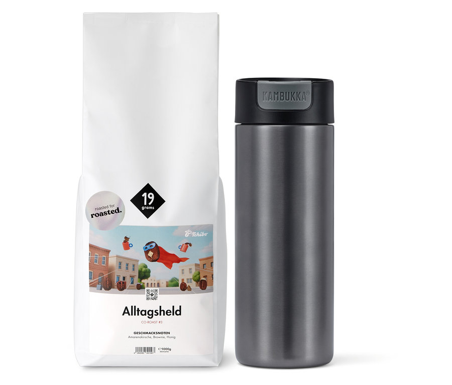 Ein weißer Sack Tchibo Alltagsheld Kaffee neben einer grauen Kambukka Thermosflasche.