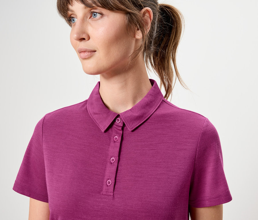 Frau trägt ein pinkes kurzärmeliges Poloshirt.