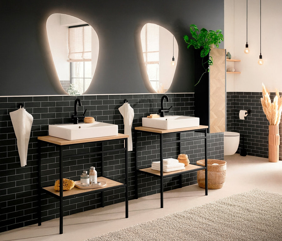 Zwei Waschbecken mit rechteckigen weißen Becken stehen auf Holztischen mit schwarzen Metallgestellen vor einer schwarzen Wand.