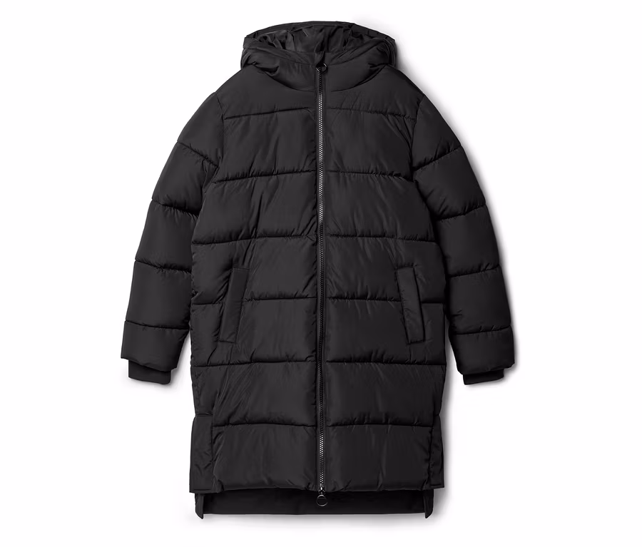 Gesteppte, lange, schwarze Daunenjacke mit Kapuze und Reißverschluss vorne, vor einem weißen Hintergrund.