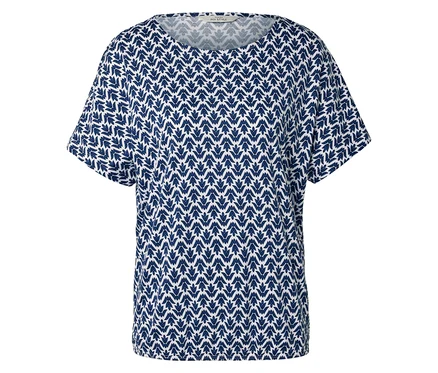 Ein blau-weißes T-Shirt mit Blattmuster ist auf einem weißen Hintergrund zu sehen.