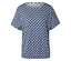 Ein blau-weißes T-Shirt mit Blattmuster ist auf einem weißen Hintergrund zu sehen.