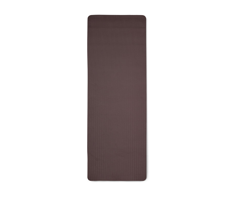 Eine braune Yogamatte liegt vertikal auf einem weißen Hintergrund.