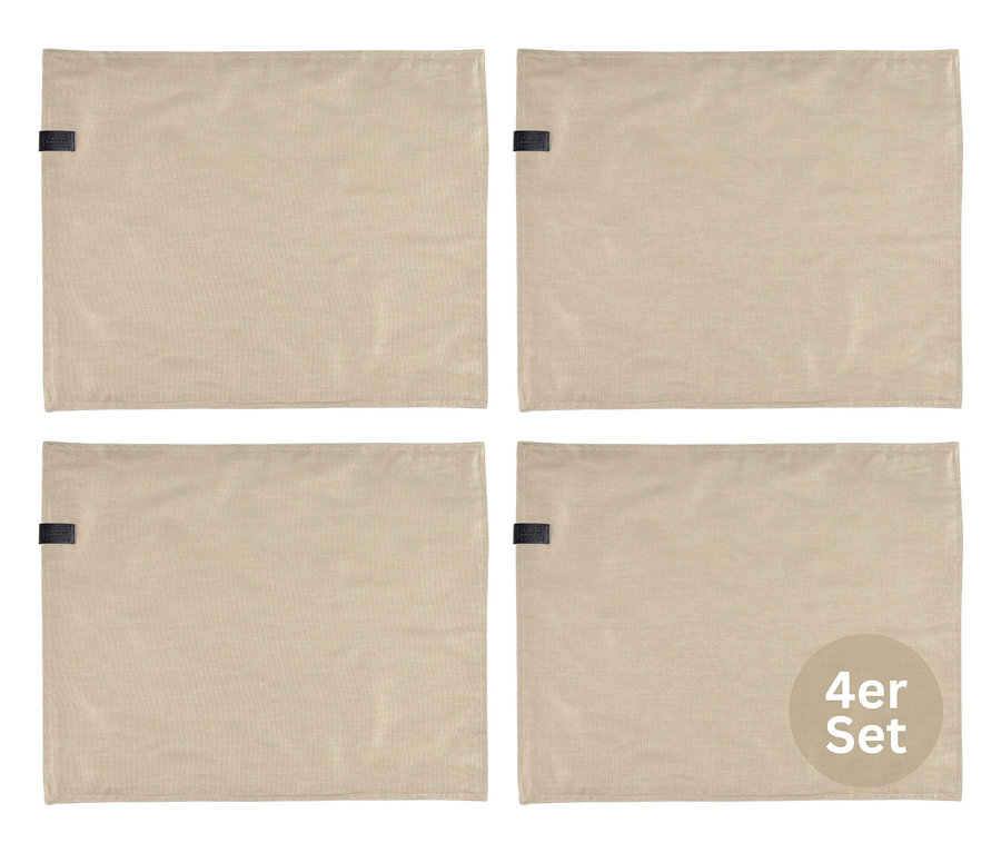 Vier beigefarbene Platzsets mit dunklem Etikett links, in einem 2x2-Raster angeordnet. Textüberlagerung "4er Set".
