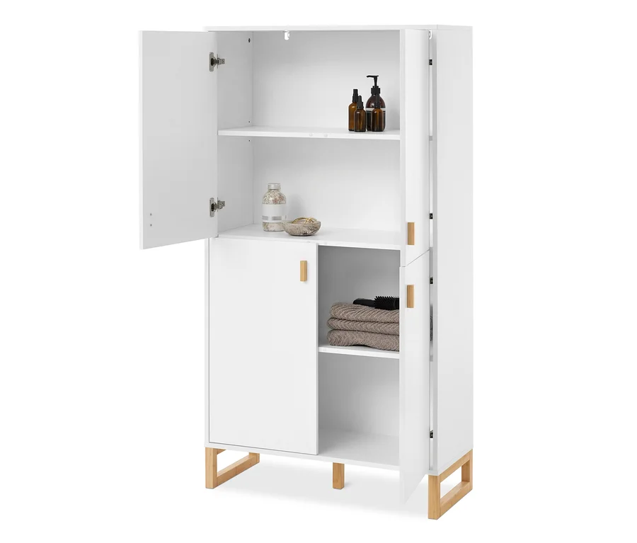 Weißer Schrank mit Holzbeinen und -griffen, die obere linke Tür ist offen und zeigt zwei Regale mit Flaschen, einem Glas und Handtüchern.