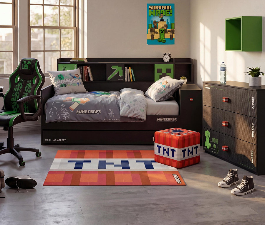 Minecraft-Jugendzimmer mit einem Roba Jugendbett »Minecraft«, 120 x 200 cm, mit Regalen und Minecraft-Bettwäsche, einem schwarzen Gaming-Stuhl mit grünem Creeper-Gesicht, einem TNT-Teppich und einem TNT-Würfelhocker. Eine dunkle Kommode mit drei Schubladen und ein Survival Mode-Poster sind ebenfalls zu sehen.