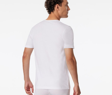 Mann von hinten, Kopf nach rechts gedreht, trägt ein weißes SCHIESSER T-Shirt und weiße Boxershorts.