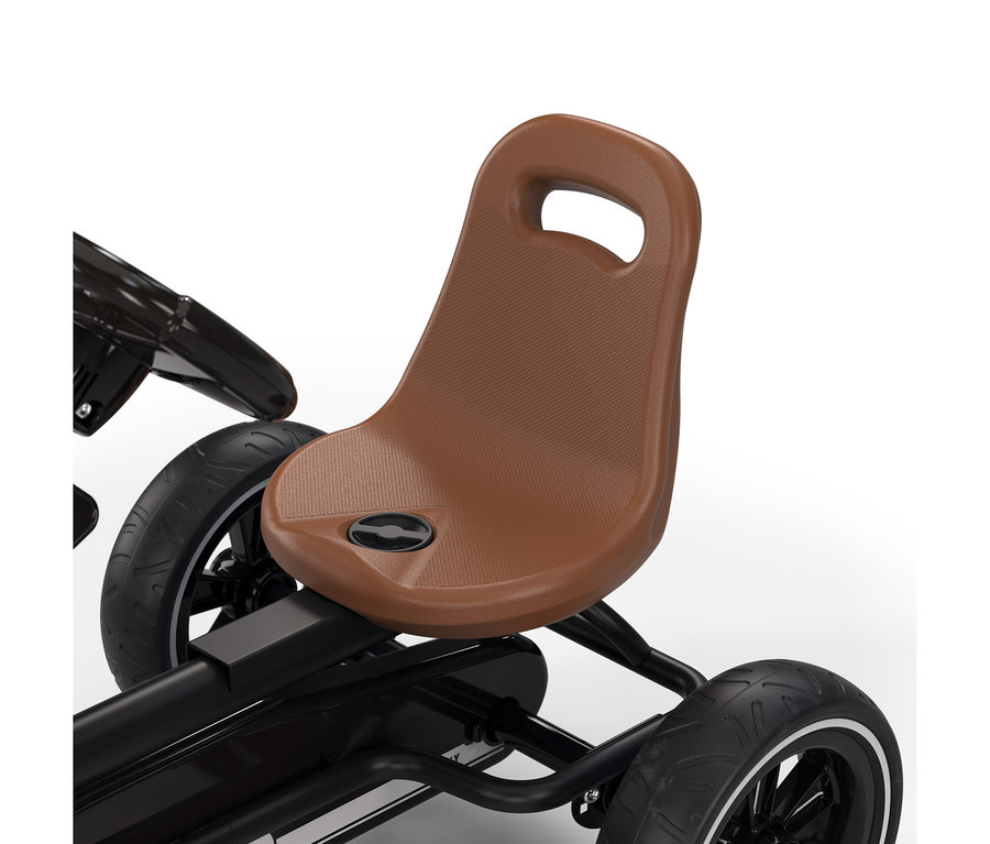 Nahaufnahme eines Go-Karts mit braunem, strukturiertem Sitz, schwarzem Rahmen und schwarzen Rädern mit weißen Seitenwänden.