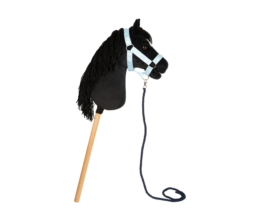 Schwarzes small foot Hobby-Horse Melodie mit hellblauer Trense, dunkelblauer Leine und Holzstab vor weißem Hintergrund.