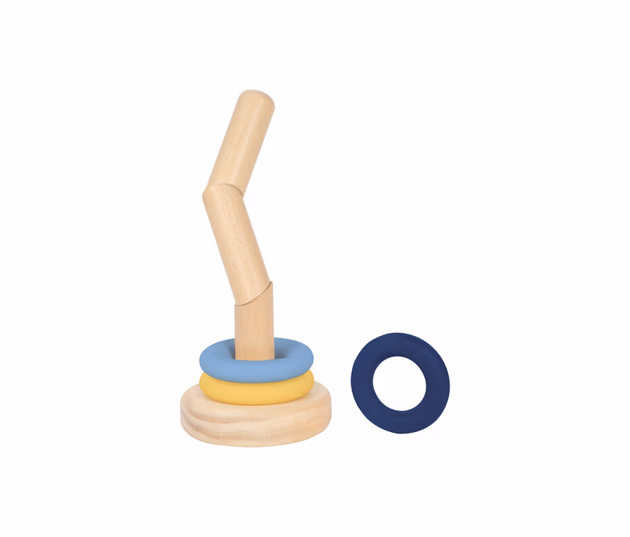 Stapelspielzeug aus der small foot Baby-Box: biegsamer Holzstab mit gelbem und hellblauem Ring auf dem Sockel, ein dunkelblauer Ring liegt daneben.