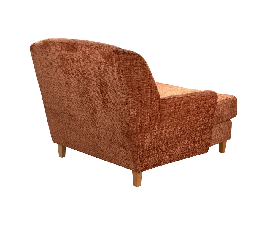 Rostfarbene Chaiselongue mit strukturiertem Stoff, geschwungener Rückenlehne und hellen Holzbeinen, von hinten seitlich gesehen.