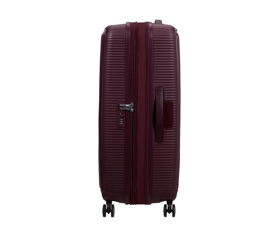 Großer, wild cherryfarbener American Tourister Soundbox Spinner Hartschalen-Koffer mit Reißverschluss, Zahlenschloss und vier Rollen.