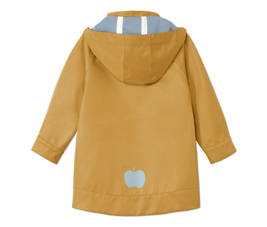 Eine gelbe Regenjacke aus recyceltem Material mit Kapuze und hellblauem Apfel auf dem unteren Rücken.