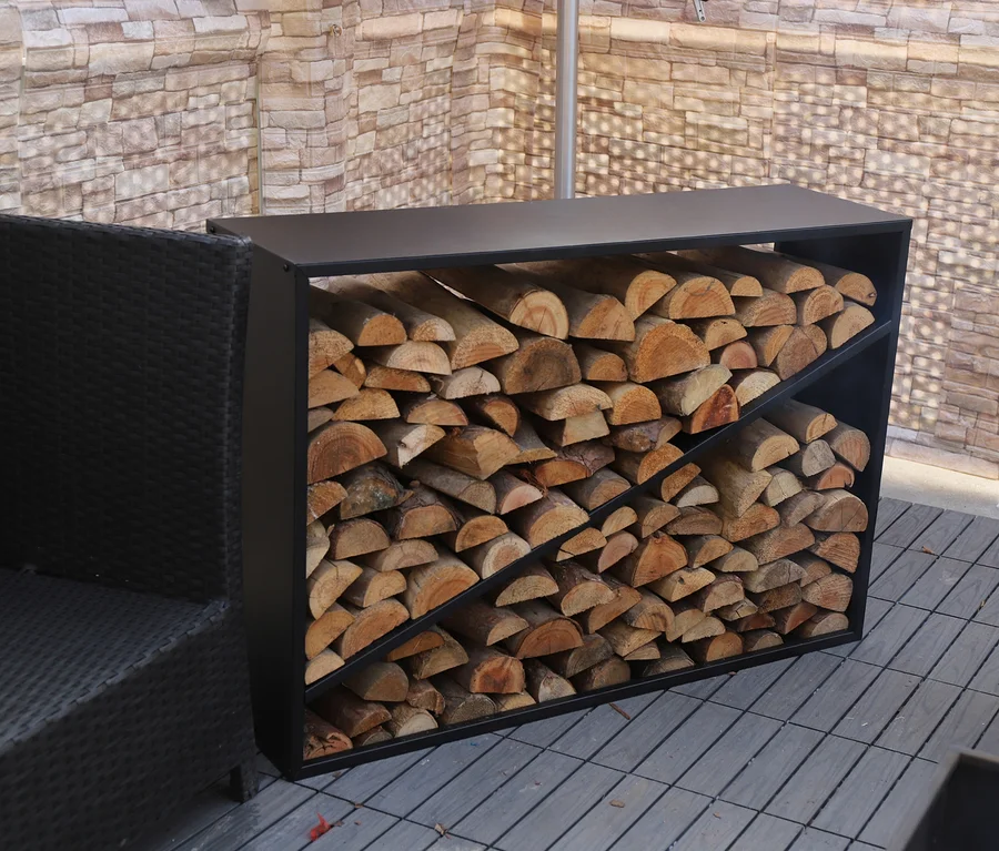 Ein ca. 114 cm großes Kaminholzregal gefüllt mit Holzscheiten steht im Außenbereich.