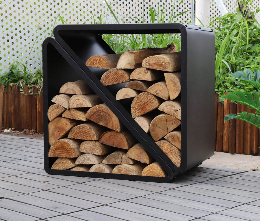 Ein ca. 57 cm großes, schwarzes Kaminholzregal gefüllt mit Holzscheiten steht im Freien auf einem grauen Boden neben zwei weißen Blumentöpfen.