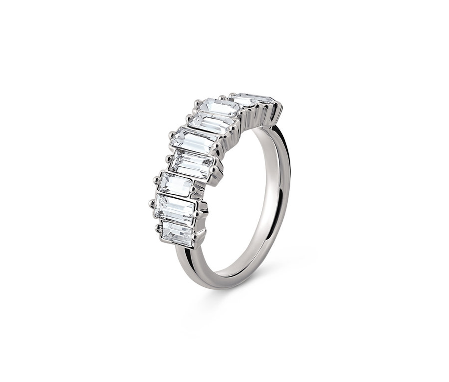Ring, rhodiniert, mit Glaskristallen.
