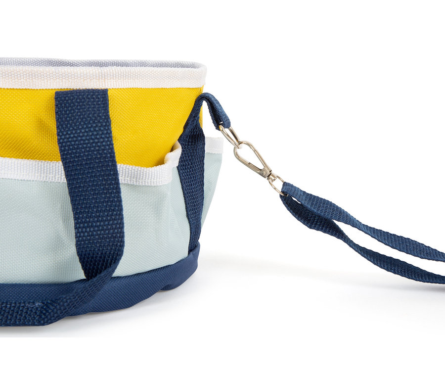 Nahaufnahme einer farbigen small foot Spielzeug-Pferdepflege-Set mit Tasche.