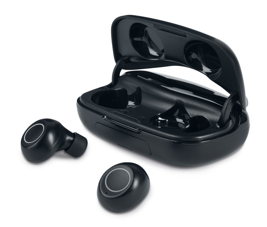 Schwarze TWS-In-Ear-Kopfhörer mit Powerbank auf weissem Hintergrund.