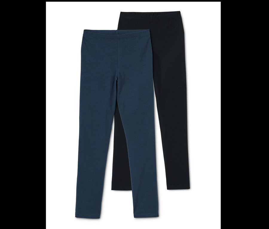 Zwei Leggings, eine blaue und eine schwarze.