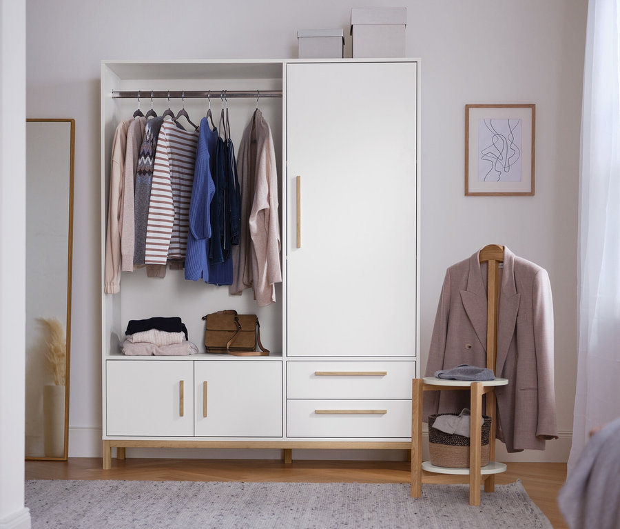 Im Raum steht ein Garderobenschrank »Eklund« mit einer offenen linken Seite und einer geschlossenen rechten Seite.