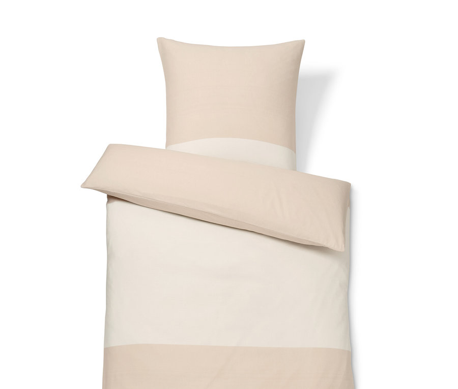 Beige Flanell-Bettwäsche in Normalgröße mit Kissen und Bettbezug.
