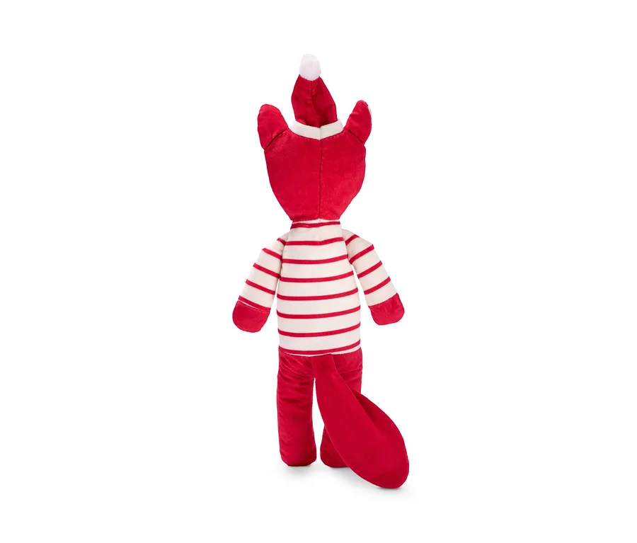 Rückansicht eines Hunde-Plüschspielzeugs in Fuchsform, das einen gestreiften Pullover und eine rote Mütze trägt.