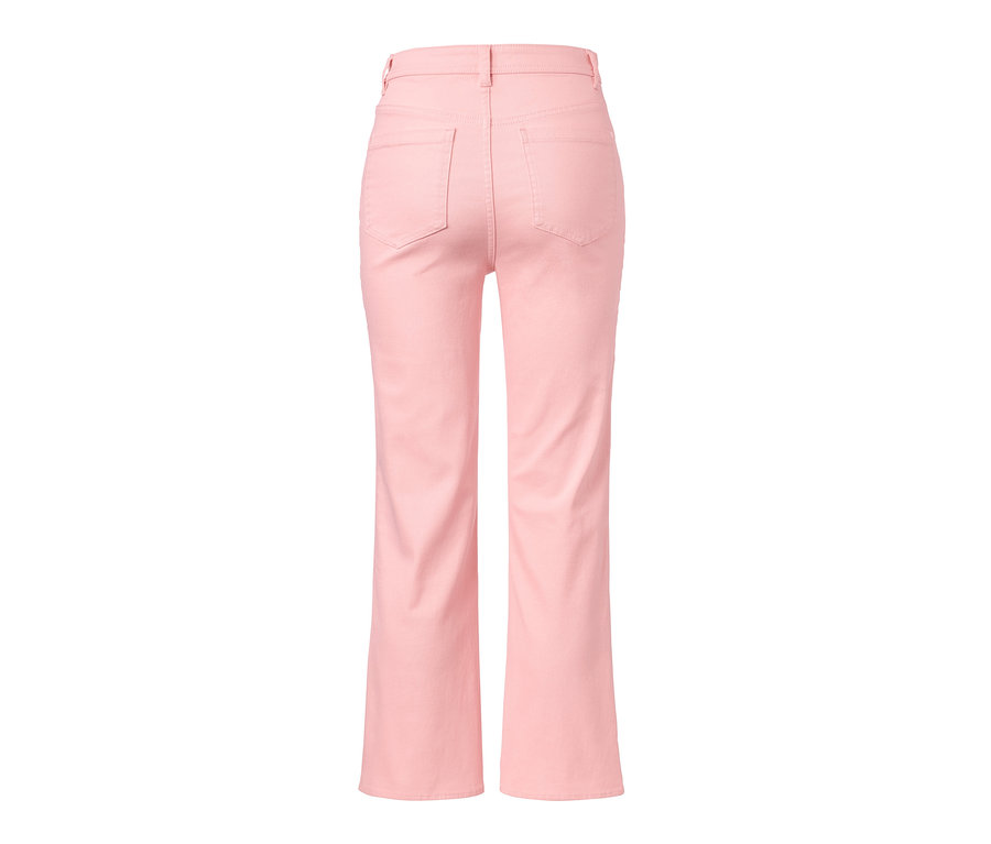Detailansicht der Rückseite einer ausgestellten Jeans in Roséfarben.