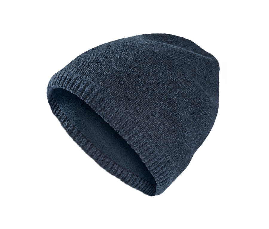 Nahaufnahme einer Thermo-Strickmütze auf weißem Hintergrund.