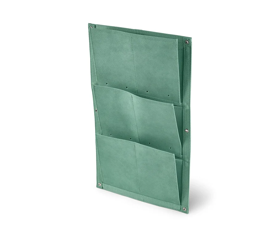 Eine grüne Pflanztasche »Vertikalbeet« mit drei Fächern.