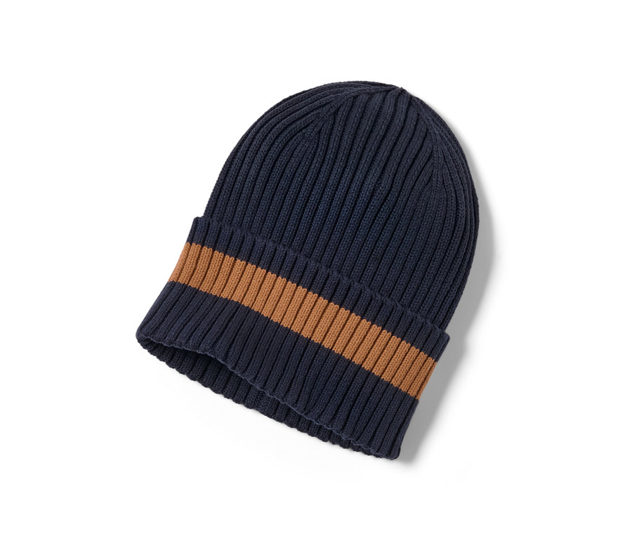 Detailaufnahme einer Strickmütze mit braunem Streifen.