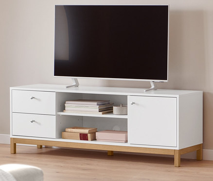 Wohnzimmer Interieur mit Fernseher, Lowboard und Schaukelstuhl mit Bouclé-Stoff.