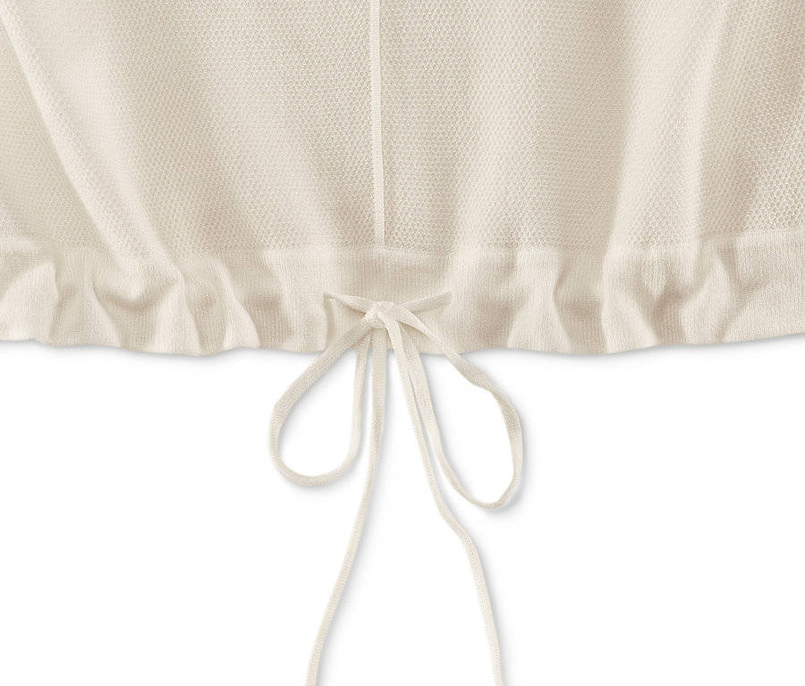 Detailansicht eines Strickpullovers mit Tunnelzug.