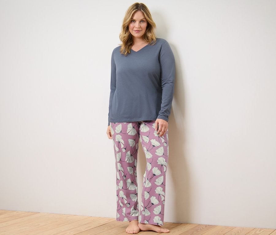 Frau trägt Pyjama mit Blumenmuster.