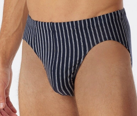 Mann trägt dunkelblaue SCHIESSER Supermini mit Bio-Baumwolle mit weißen Streifen.