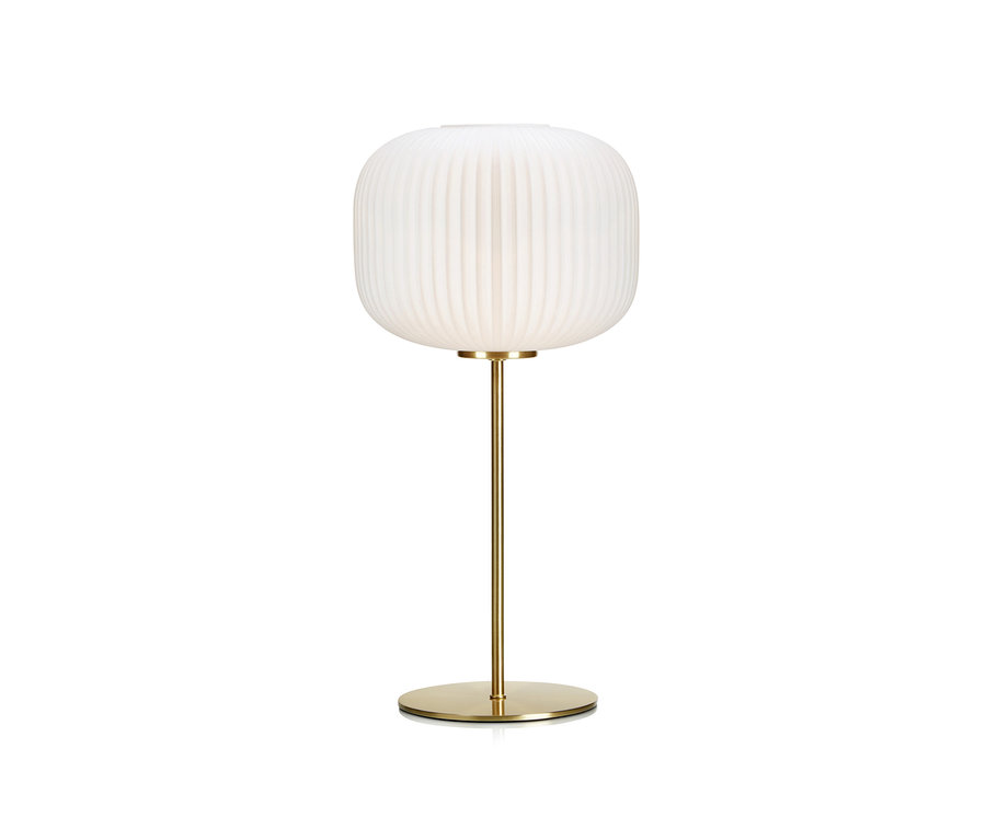 Stehlampe mit weißem, geripptem Schirm und goldenem Fuß.