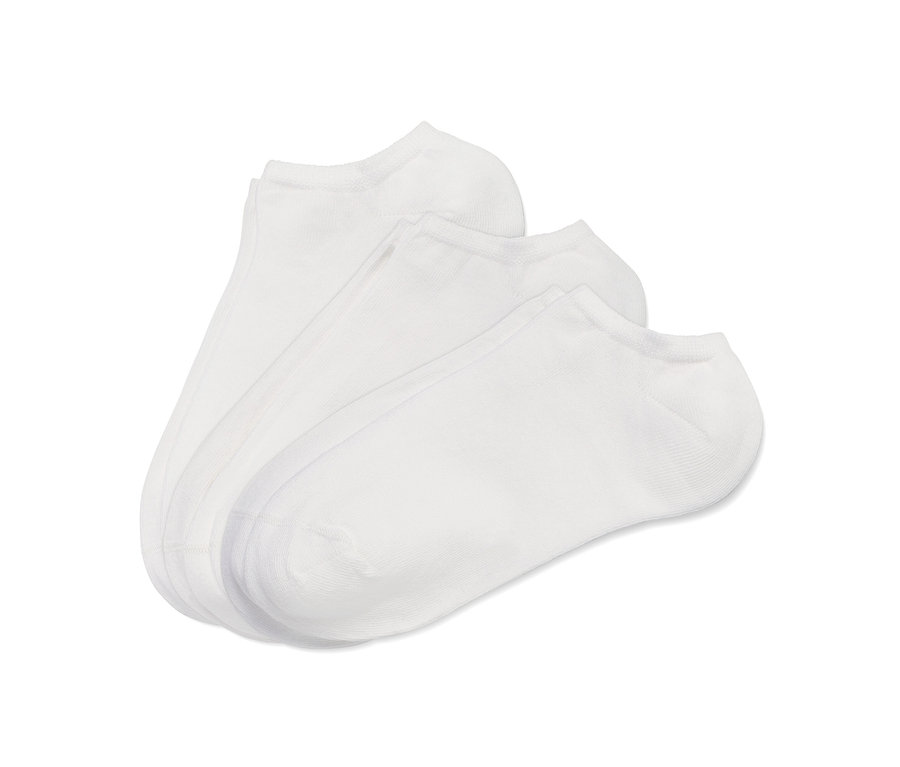 Drei Paar weiße Sneakersocken liegen übereinander.