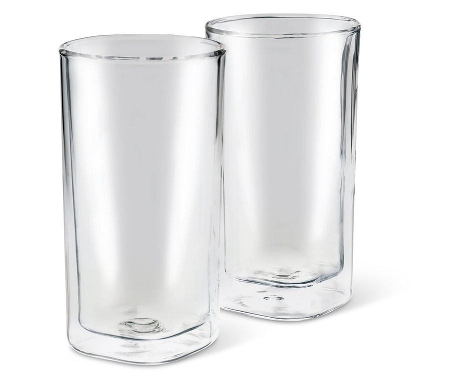 Zwei Latte Macchiato Gläser stehen nebeneinander.