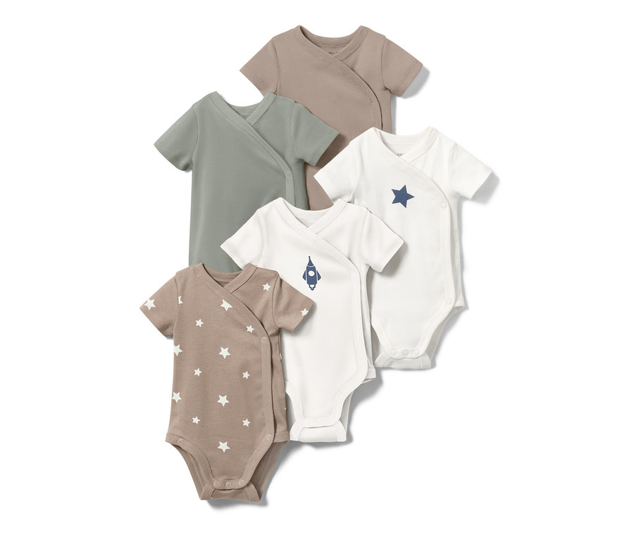 Fünf kurzärmelige Babybodys in Braun, Grün und Weiß mit Stern- und Raketenmuster.