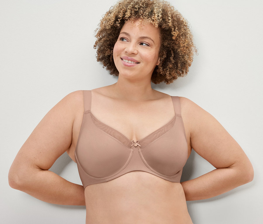 Frau trägt Minimizer-BH, beige.
