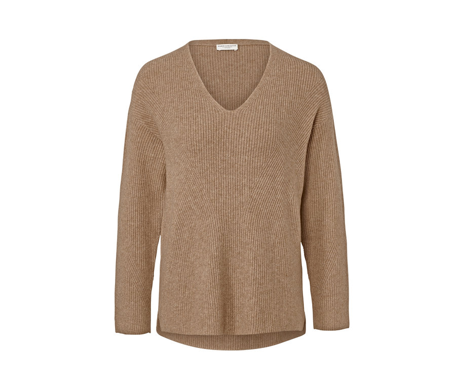 Camel-farbener Grobstrickpullover mit V-Ausschnitt.