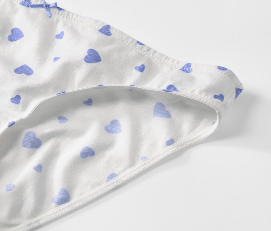 Detailansicht von weißen Slips mit blauen Herzen.