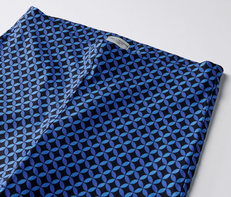 Detailaufnahme einer kobaltblauen, bedruckten Stretchhose.