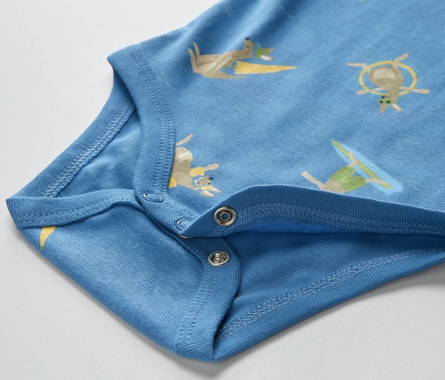 Detailansicht eines blauen Baby-Bodys mit Känguru-Muster.