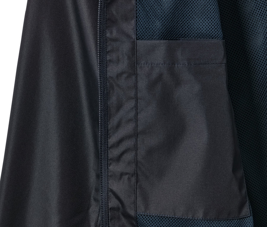 Detailansicht einer dunkelblauen Unisex-Regenjacke mit Tasche und Reißverschluss.
