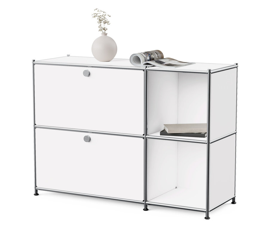 Weißes Sideboard Metall »CN3« mit 2 Klappenfächern. Oben Vase mit Blumen und eine Zeitschrift.