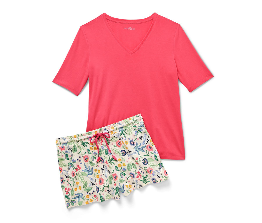 Ein Shorty-Pyjama-Set bestehend aus einem korallfarbenen Kurzarm-Top und einer geblümten Shorts mit Kordelzug.