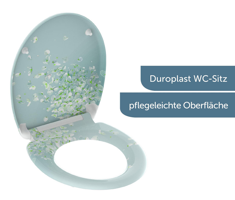 Aufgeklappter hellblauer Duroplast WC-Sitz mit weißen Blumen bedruckt.