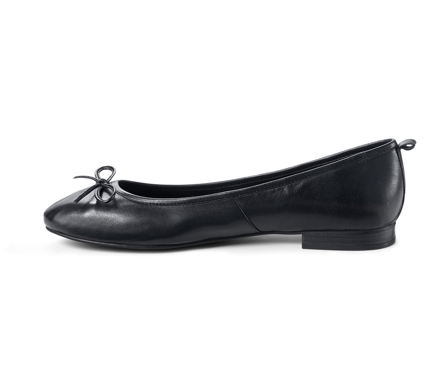 Schwarzer Leder-Ballerina mit Schleife.